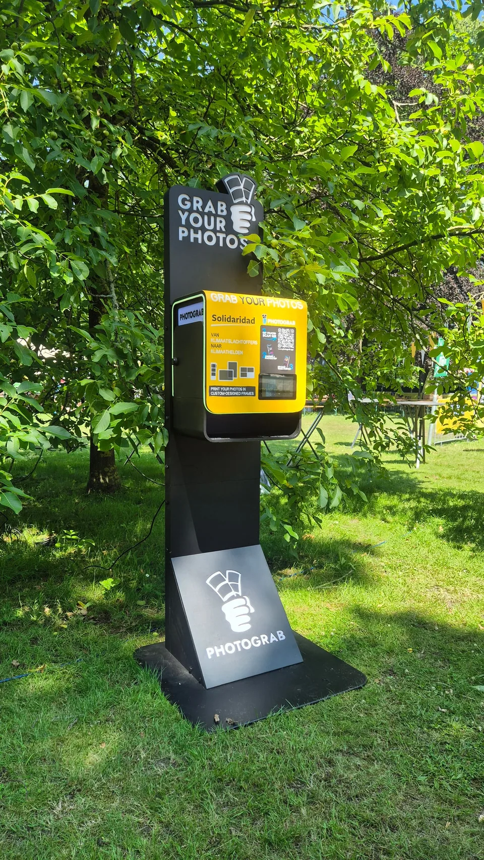 Compact outdoor PHOTOGRAB station with integrated display and printer