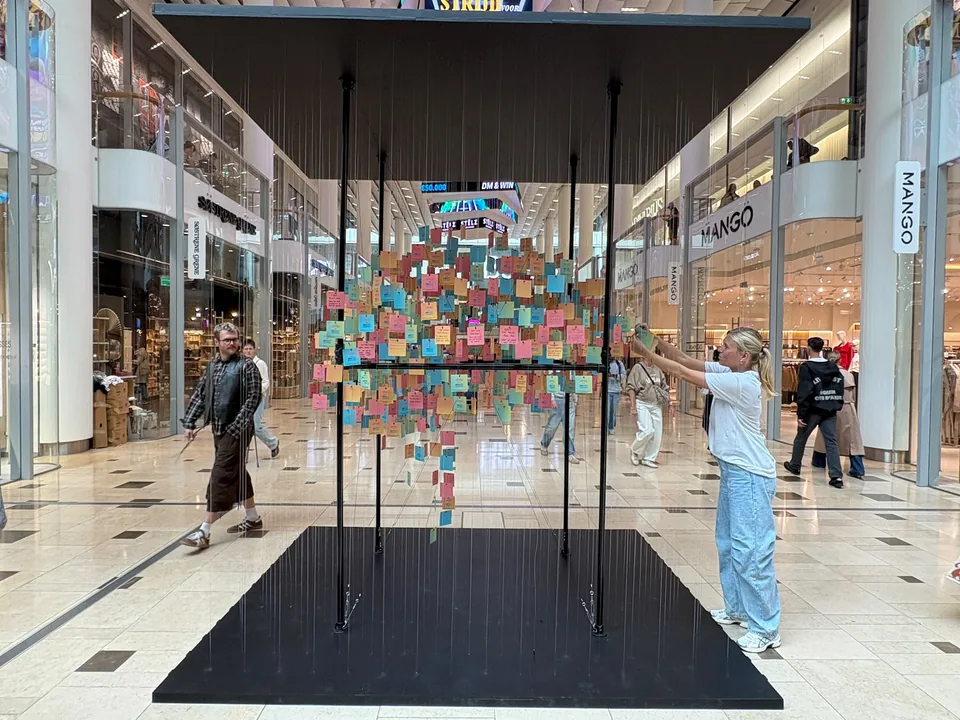 Full view of the suspended Hitster memory cards and black frame at Hoog Catharijne